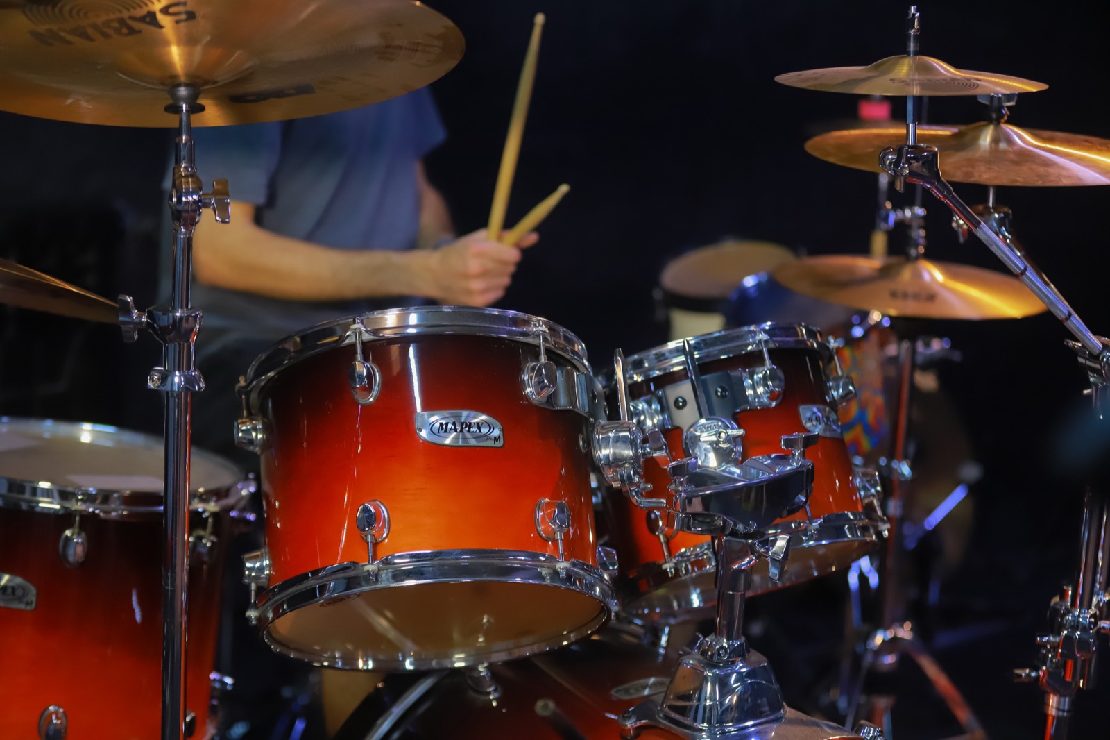 Batería acústica montada en una sala de ensayo