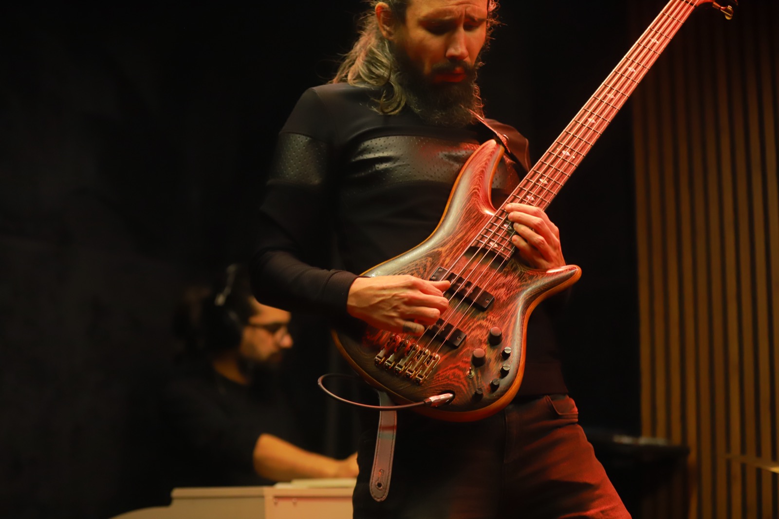 Persona tocando un instrumento con concentración
